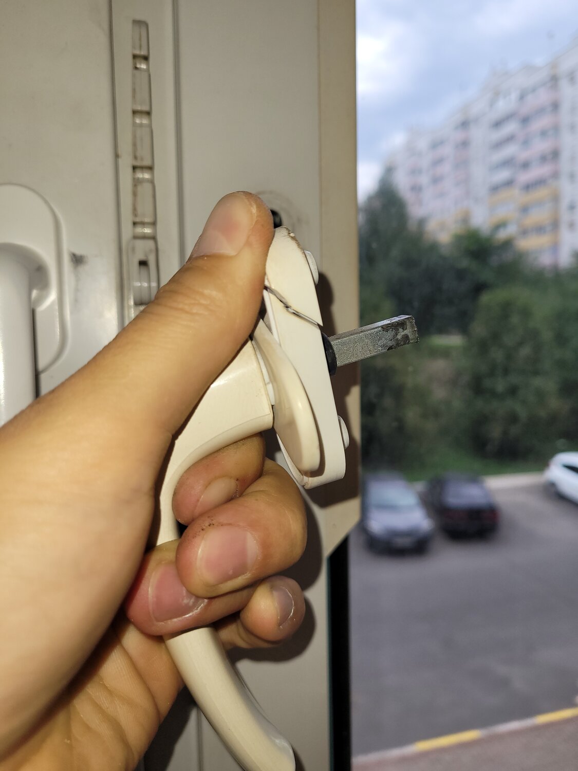 люфт ручки пластикового окна, регулировка окон, смазывание ручки пластикового окна, ручка для закрытия пластиковых окон, ручка на пластиковое окно
