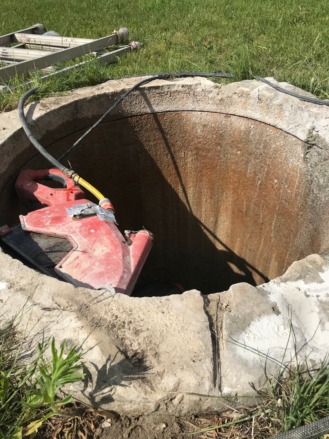 колодец, углубление колодца, вода в колодце, колодец из бетонных колец, чистка колодца