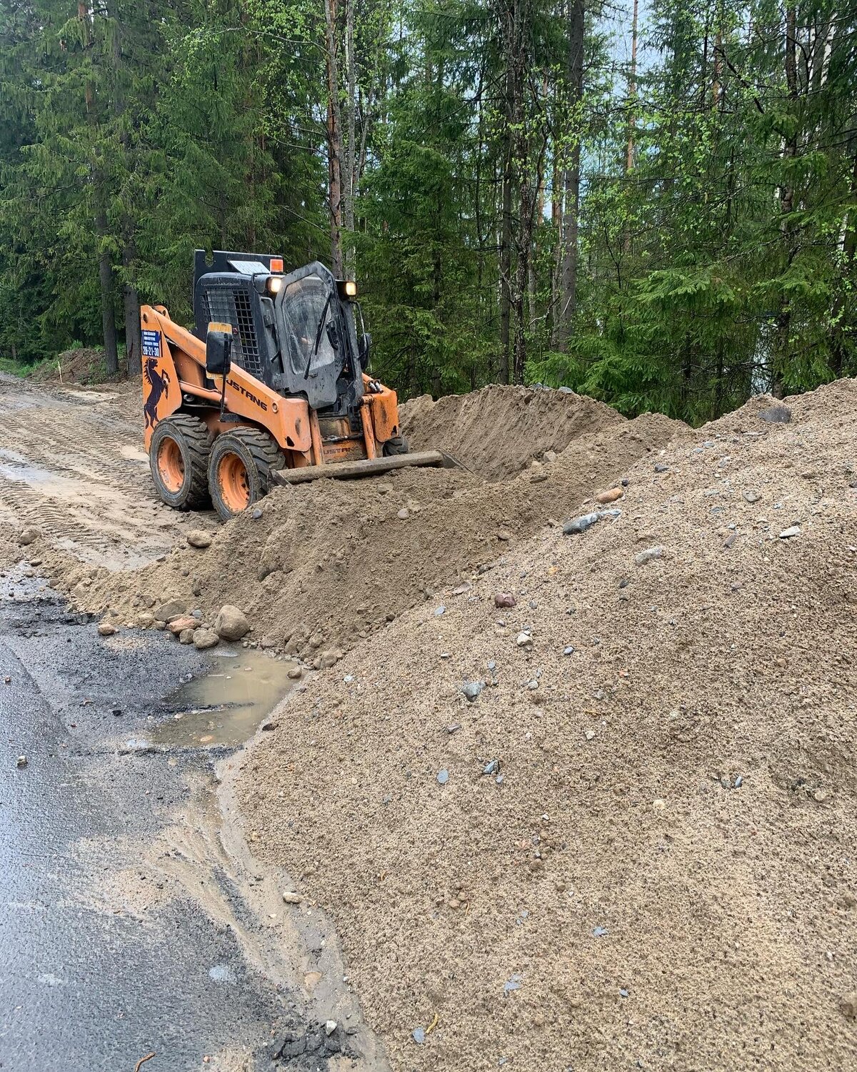 Отсыпка щебня экскаватором погрузчиком - 88 фото