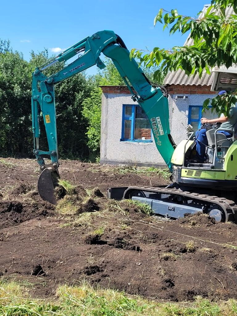 мини экскаватор для копки могил, мини экскаватор, мини экскаватор копает, мини экскаватор в болоте, клин спецтехника