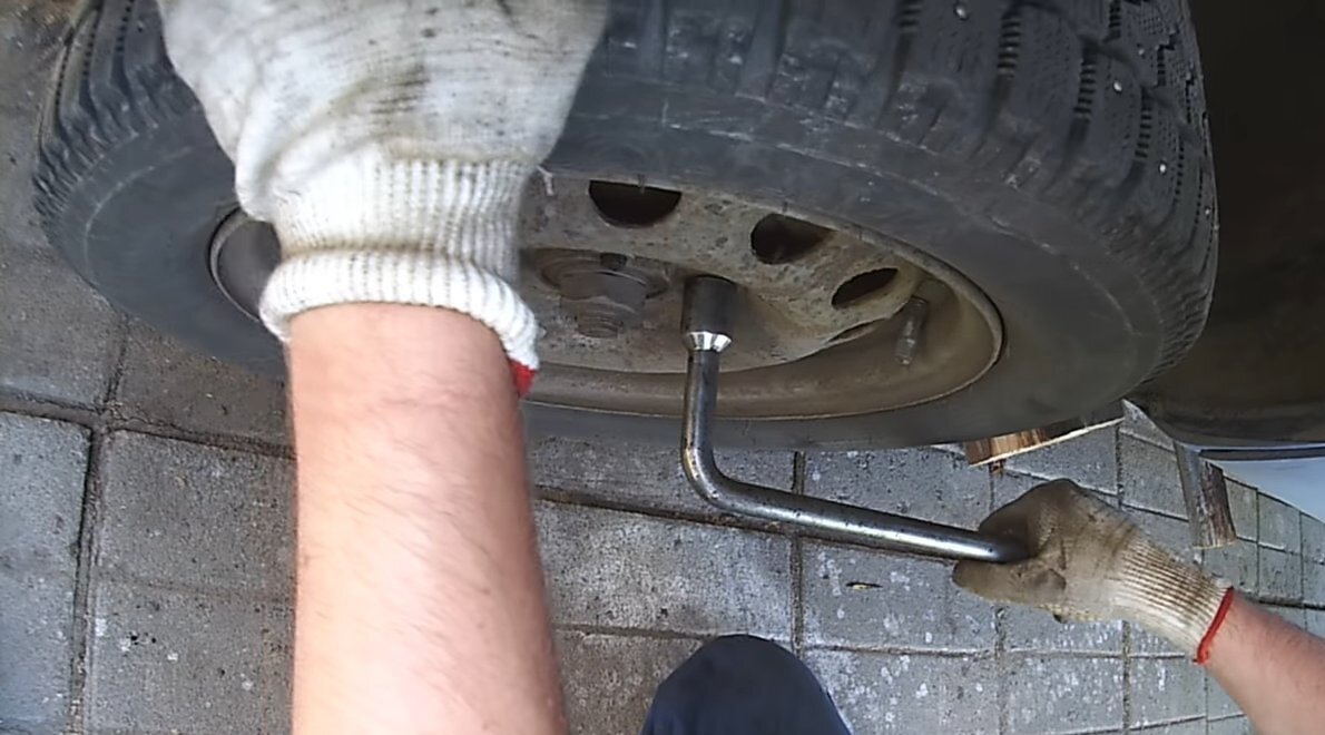 Установка запасного колеса автомобиля