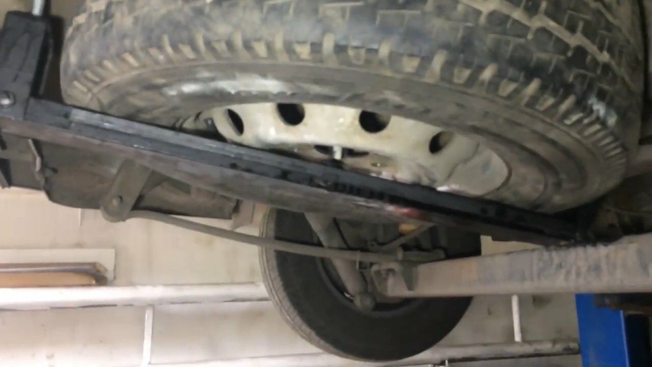 Установка запасного колеса автомобиля