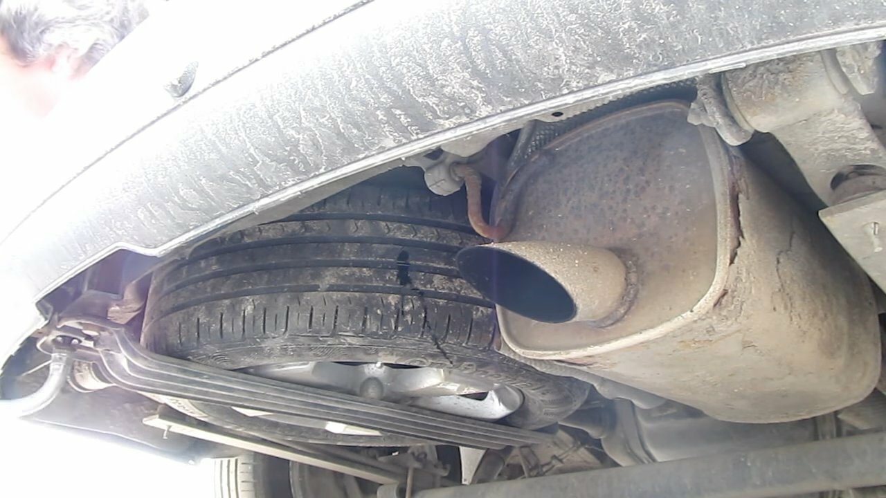 Установка запасного колеса автомобиля