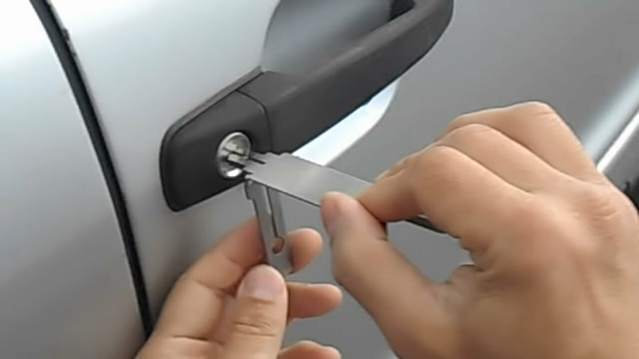 Вскрытие салона автомобиля