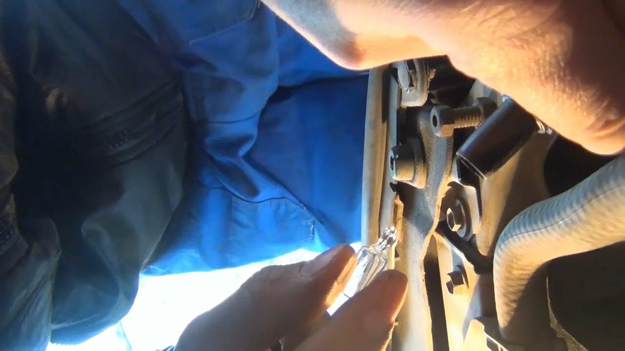 Замена ламп габаритных огней на автомобиле