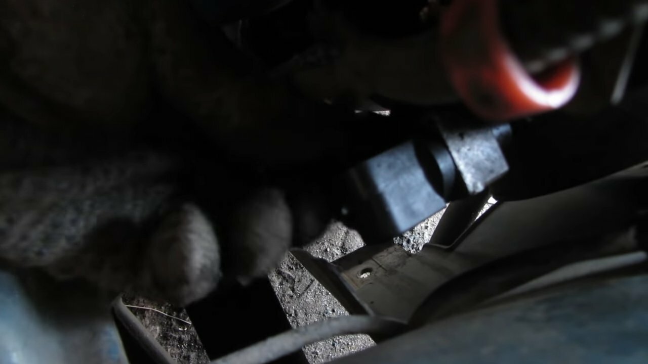 Замена датчика положения коленвала в автомобиле