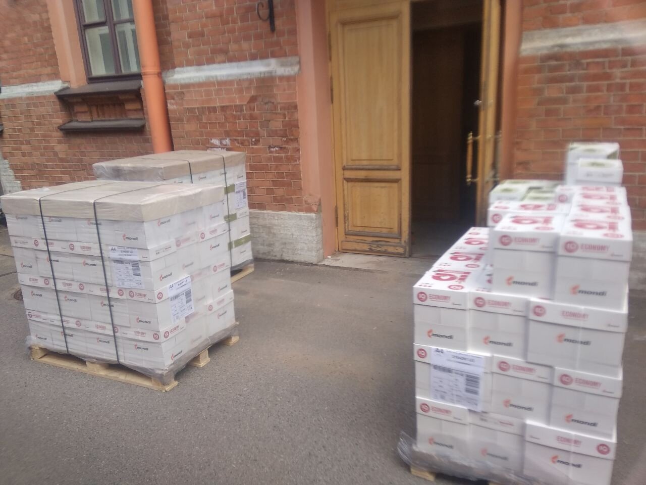 кирпич на поддоне, упаковка, продуктовый набор, ящик, сухие строительные смеси склад