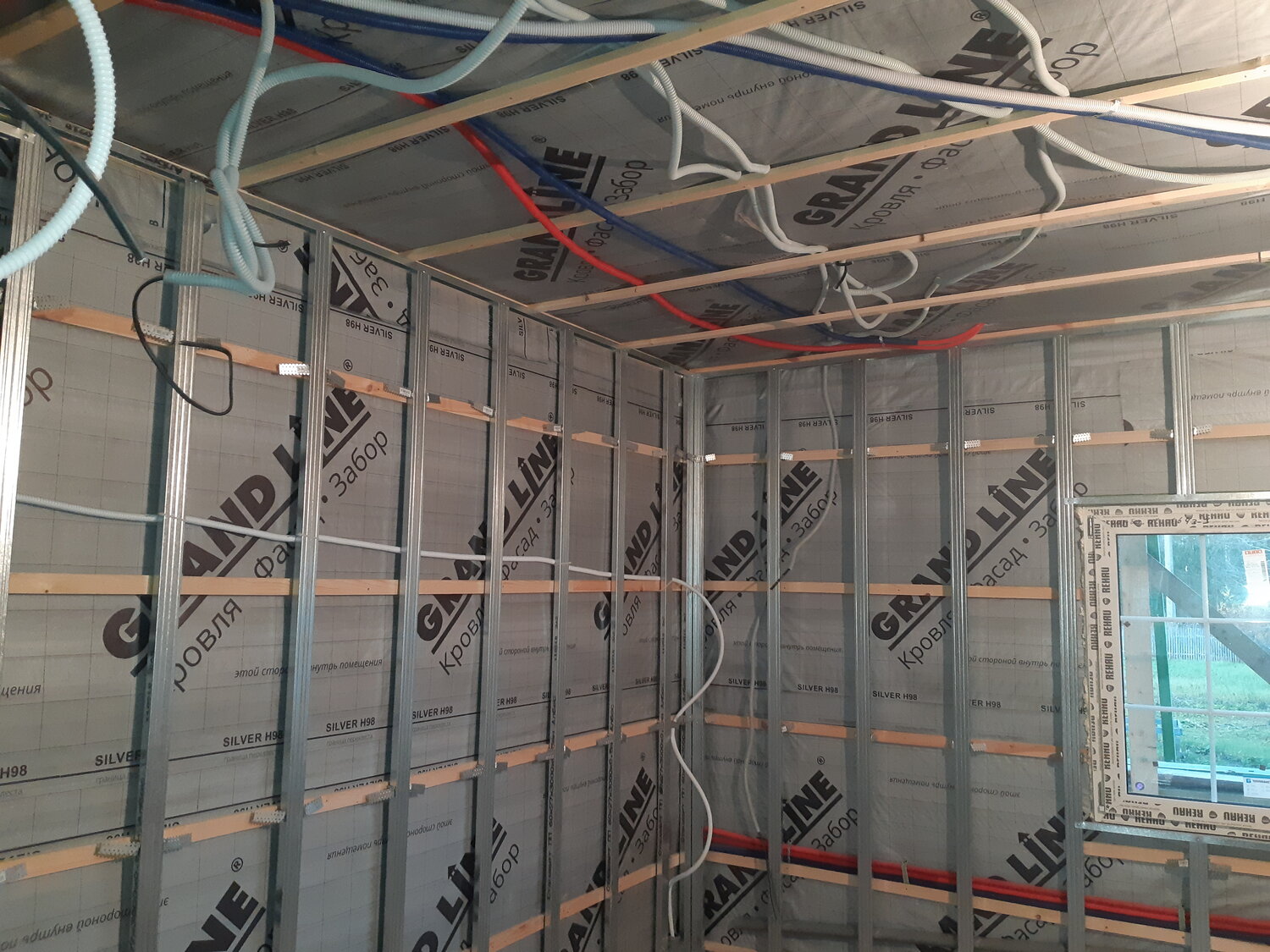 гипсокартон в каркасном доме, электрика в каркасном доме, электропроводка в каркасном доме, проводка в каркасном доме с утеплителем, утепление стен