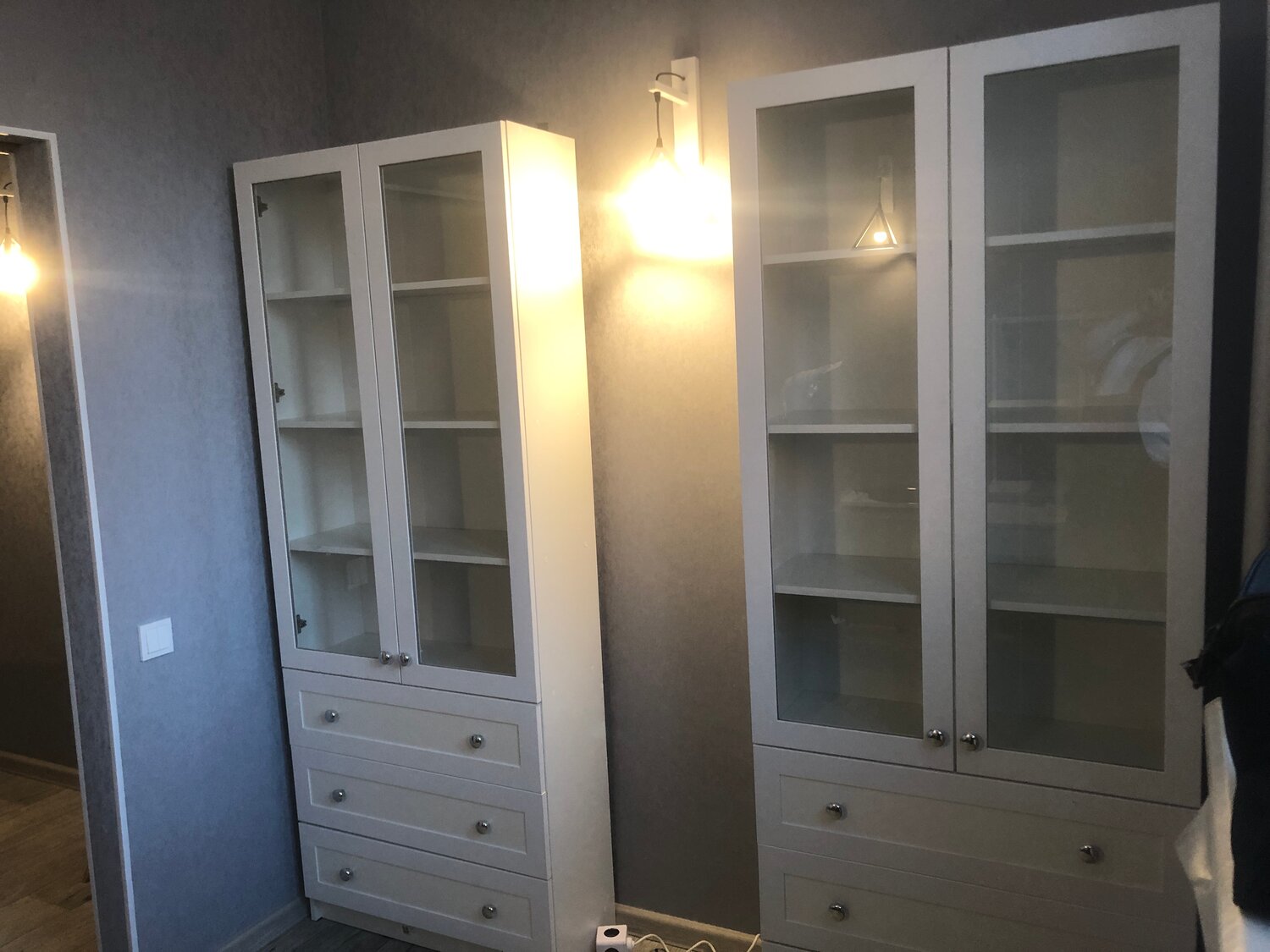 шкаф-витрина ikea хемнэс узкий, шкаф витрина хемнэс, икеа хемнэс, хемнэс шкаф, икеа хемнэс витрина