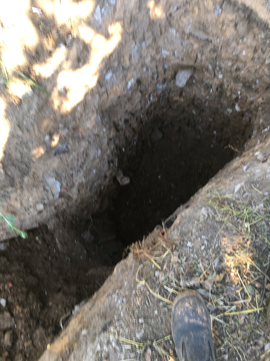 в яме, определение угв с помощь бура, под землёй, выгребная яма, шурф