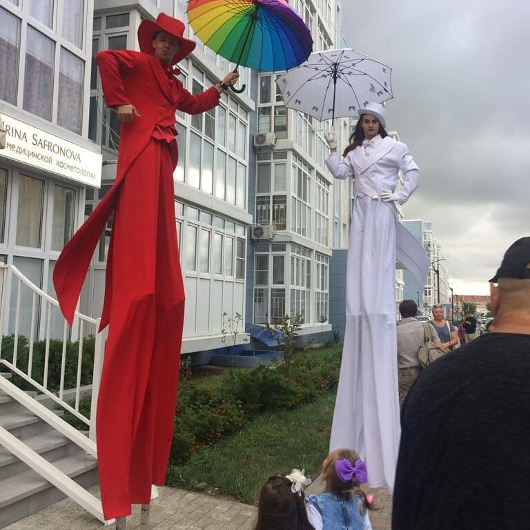 человек на ходулях, ходулисты бабочки, ходулисты, ходулисты жонглеры, ходулисты в корпоративных цветах