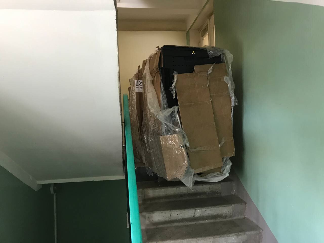 подъезд, подъезд грязный, ремонт в подъезде, страшный подъезд, подъезд с открытой дверью