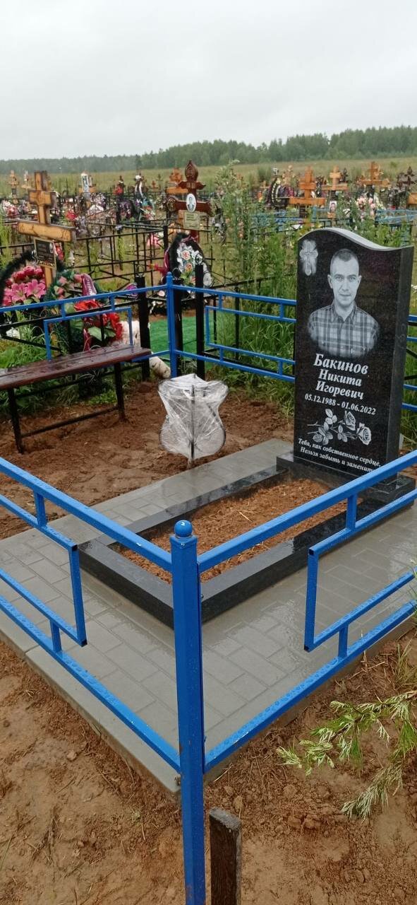 ограда для могилы, могила на кладбище, памятники на кладбище, оградка на кладбище цветные, благоустройство могилы