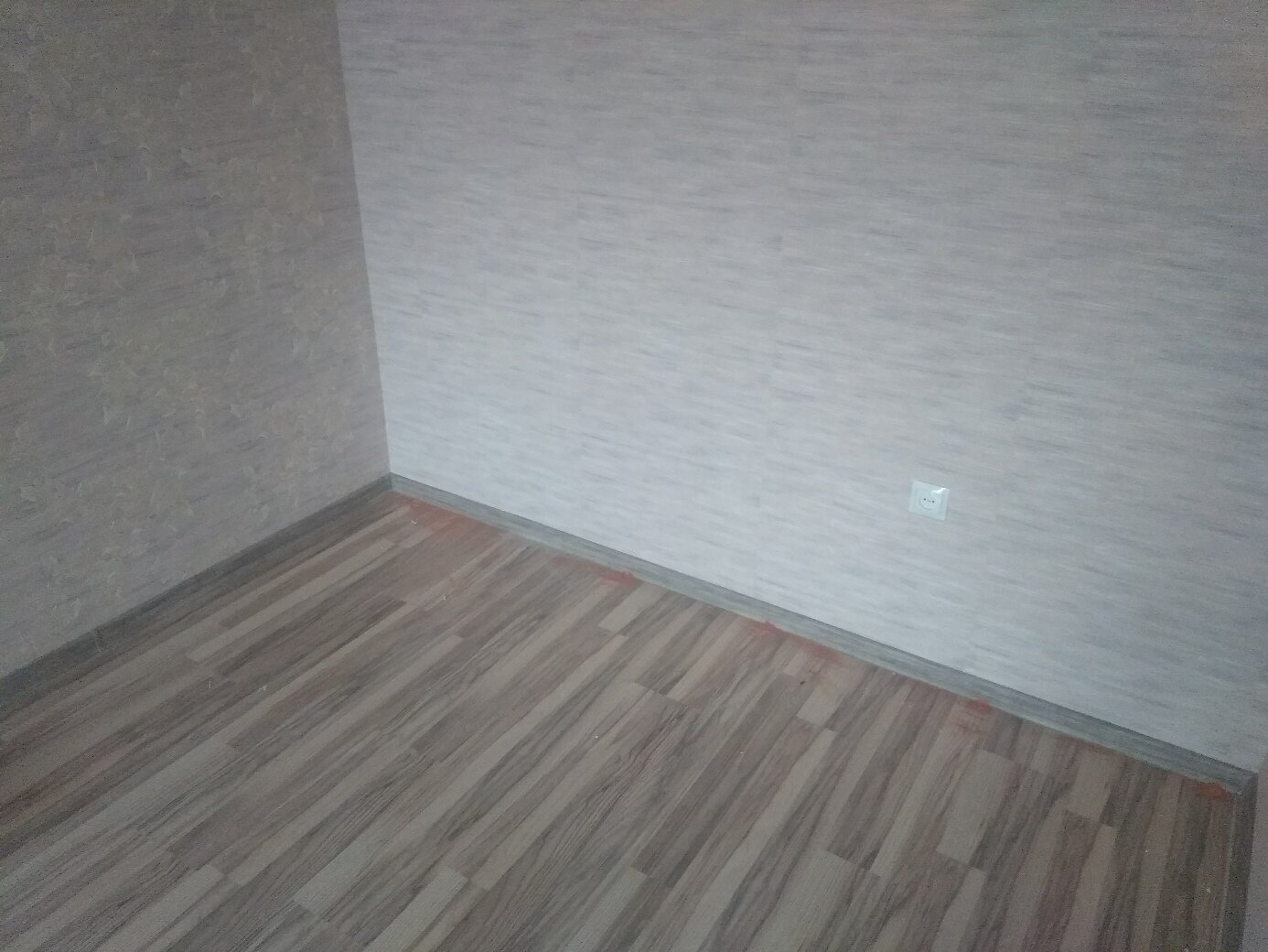 укладка ламината, цвет плинтуса, плинтус, паркетная доска, плинтус пол