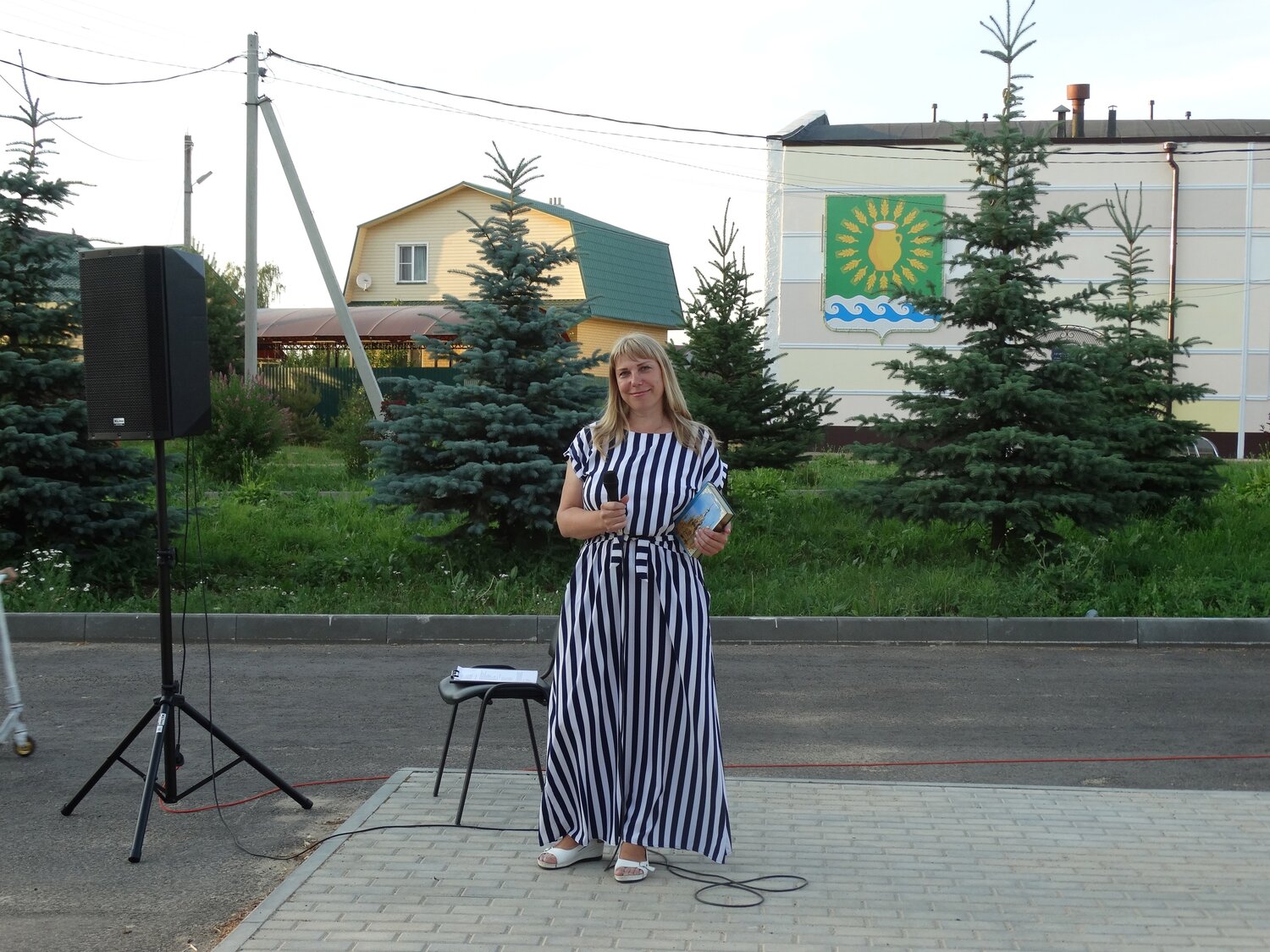 девушка, человек, день села, сцена в парке города алексеевка, в селе