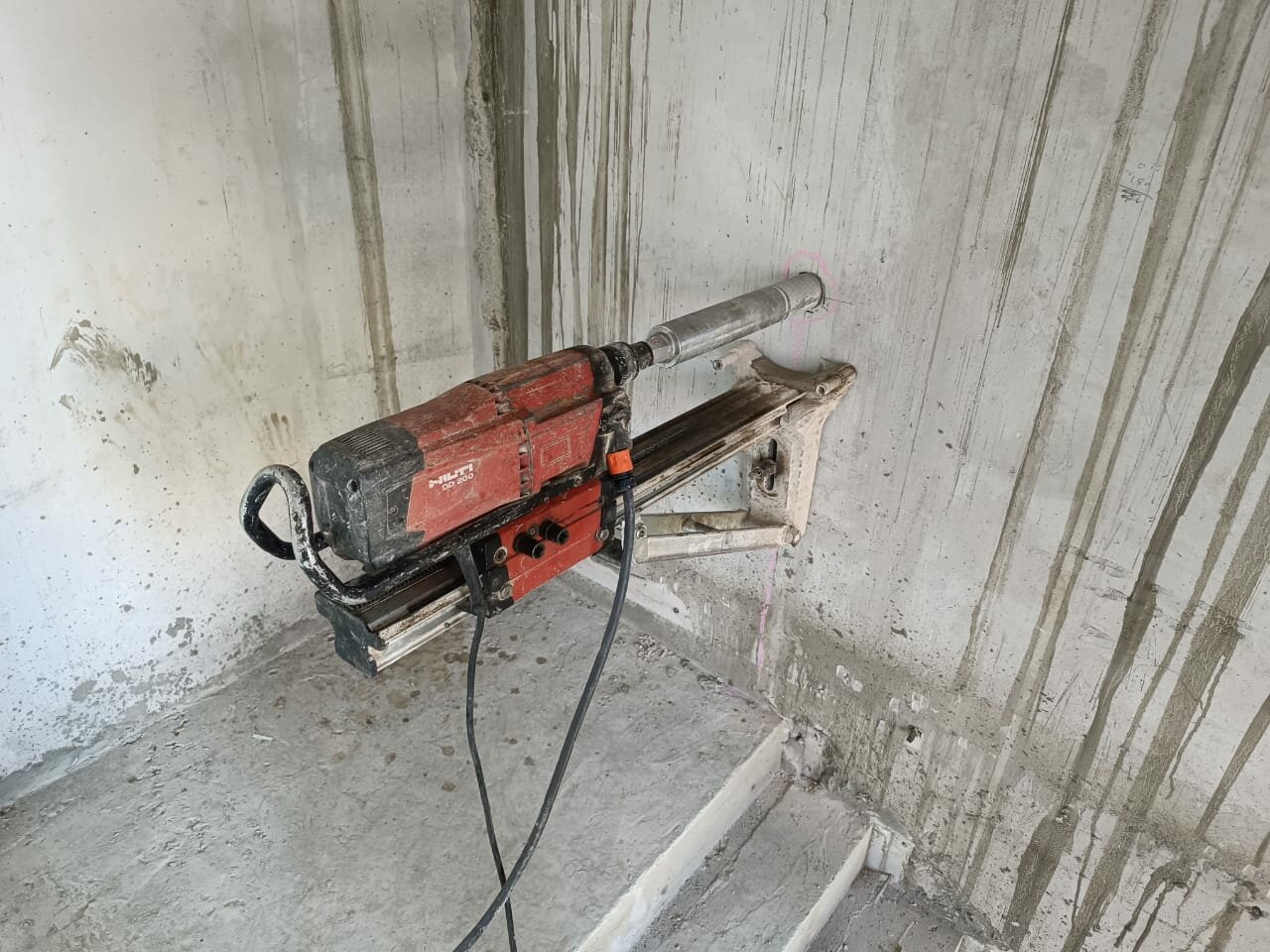 алмазное сверление, алмазная резка бетона хилти, алмазное сверление хилти, hilti буровая машина, сверление отверстий в бетоне