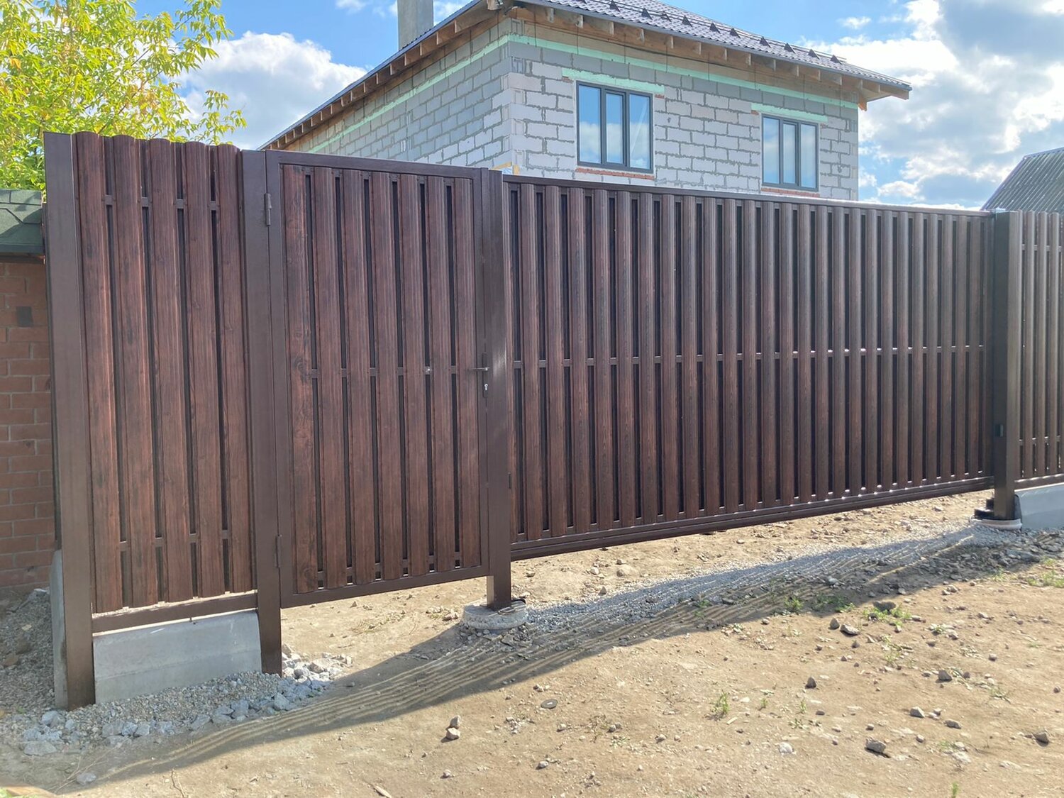 забор из профлиста а ворота из евроштакетника, калитка дорхан с евроштакетником, ворота откатные из штакетника металлического, забор, откатные ворота евроштакетник ral8019