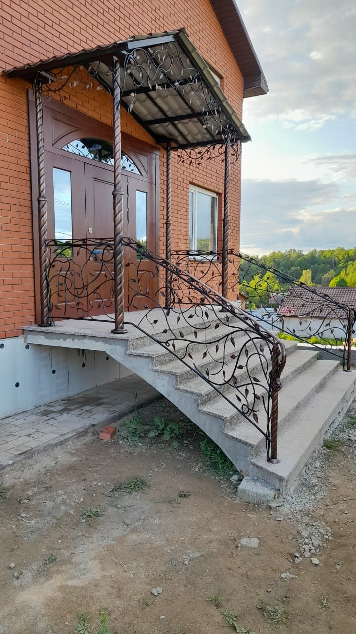 крыльцо для частного дома с навесом из металла, кованое крыльцо для частного дома, навес крыльца для частного дома, металлическое крыльцо для частного дома с навесом, козырьки над крыльцом частного дома из металла