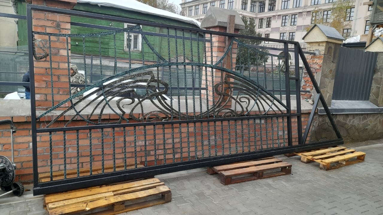 ковано-сварные откатные ворота, откатные кованые ворота, кованые откатные ворота кво05, коварт кованые ворота, откатные ворота кованые закрые