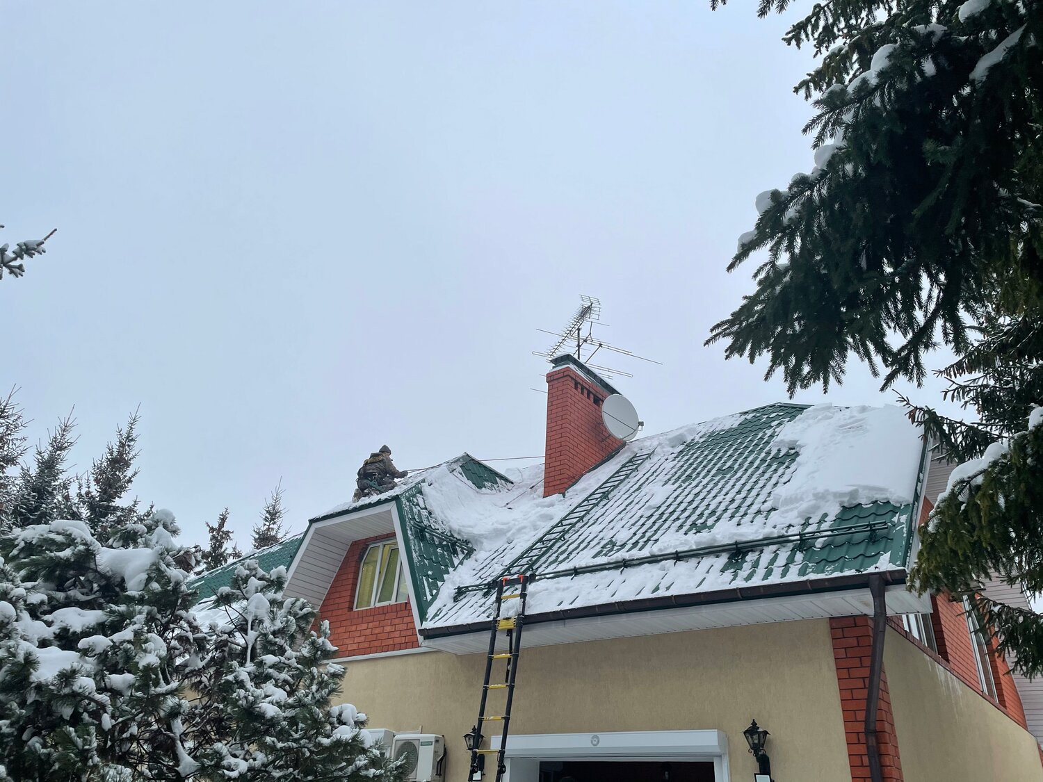 загородный дом, дом, крыши, снег на крыше, дома с противопожарной крышей