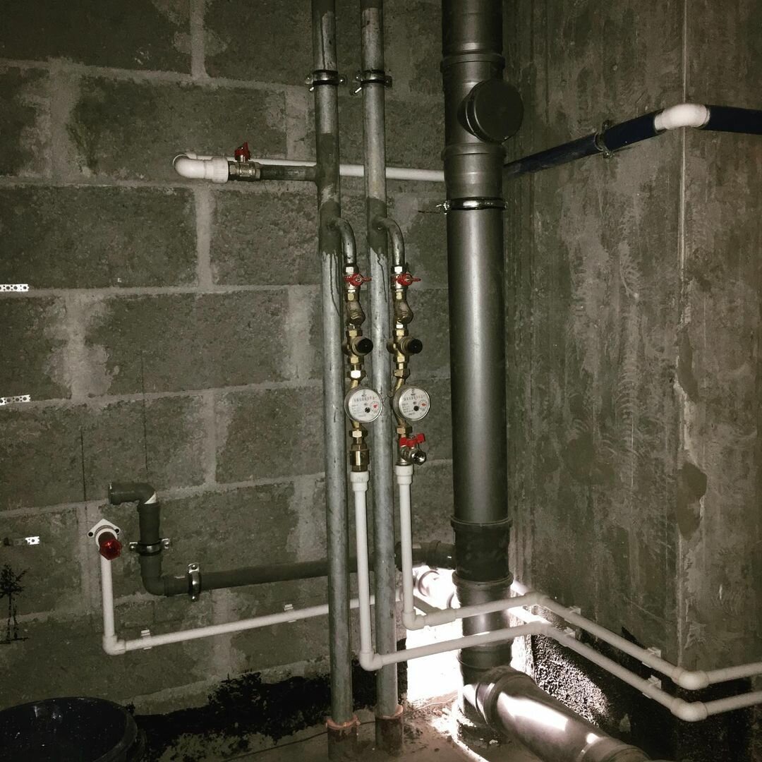 трубы водоснабжения в квартире, сантехника водопровод, канализационные трубы в квартире, трубы в квартире, водоснабжение