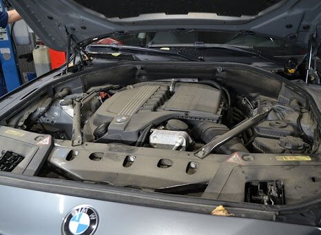 i bmw 535 bmw 2006 г тормозная жидкость, моторный отсек бмв е90, двигатель бмв х1 е84, подкапотное пространство bmw x3 f25, антифриз bmw f30