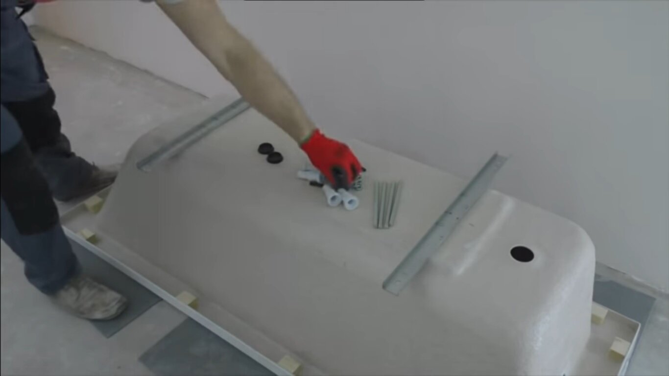 способы установки акриловой ванны, крепление ножек к акриловой ванне, крепление акриловой ванны, ножки для акриловой ванны своими руками, каркас для поддона душевой кабины