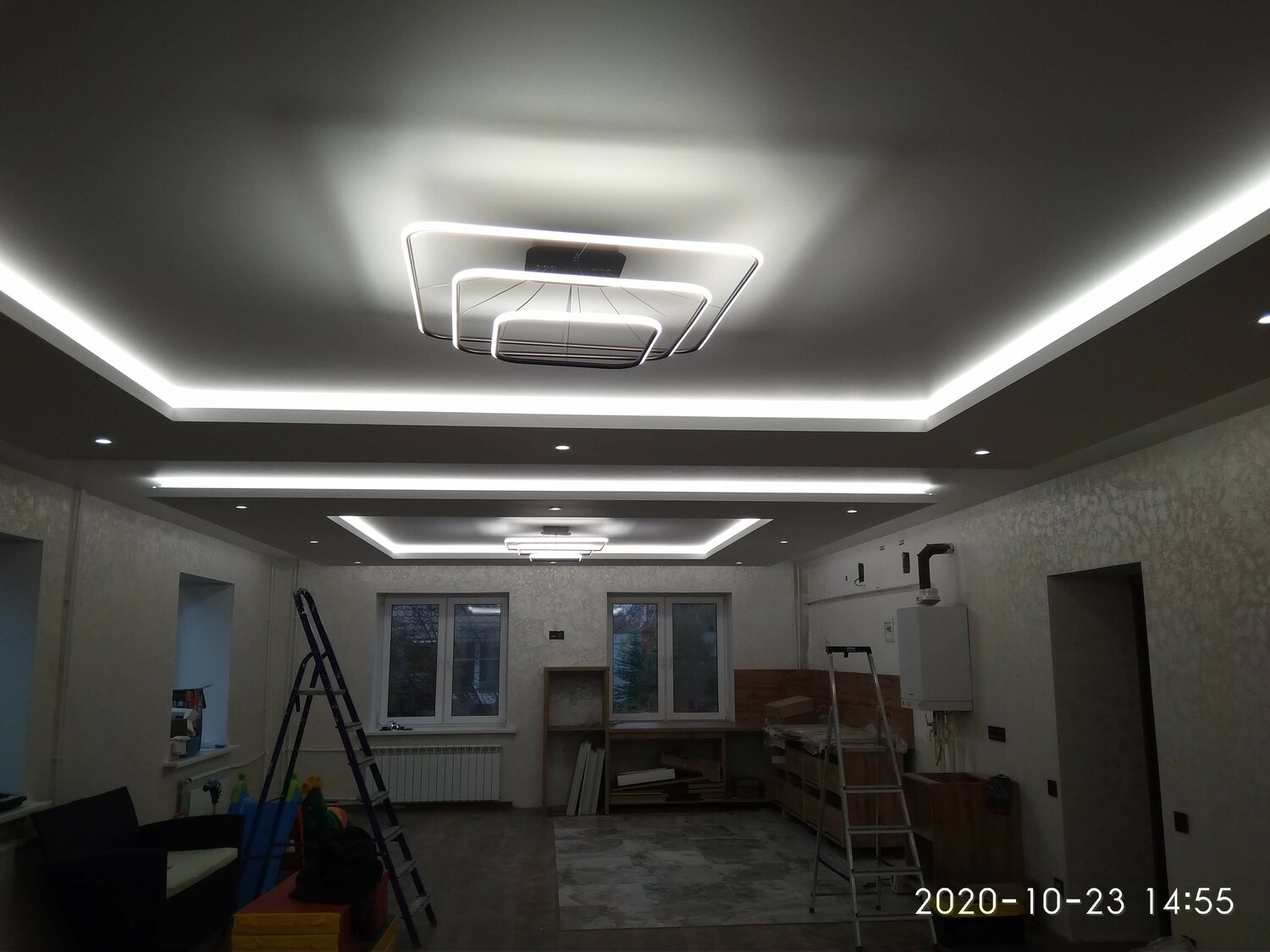 потолок, двухуровневый потолок с кондиционером, потолок с уровнем по периметру, двухуровневые натяжные потолки с подсветкой, потолок с подсветкой