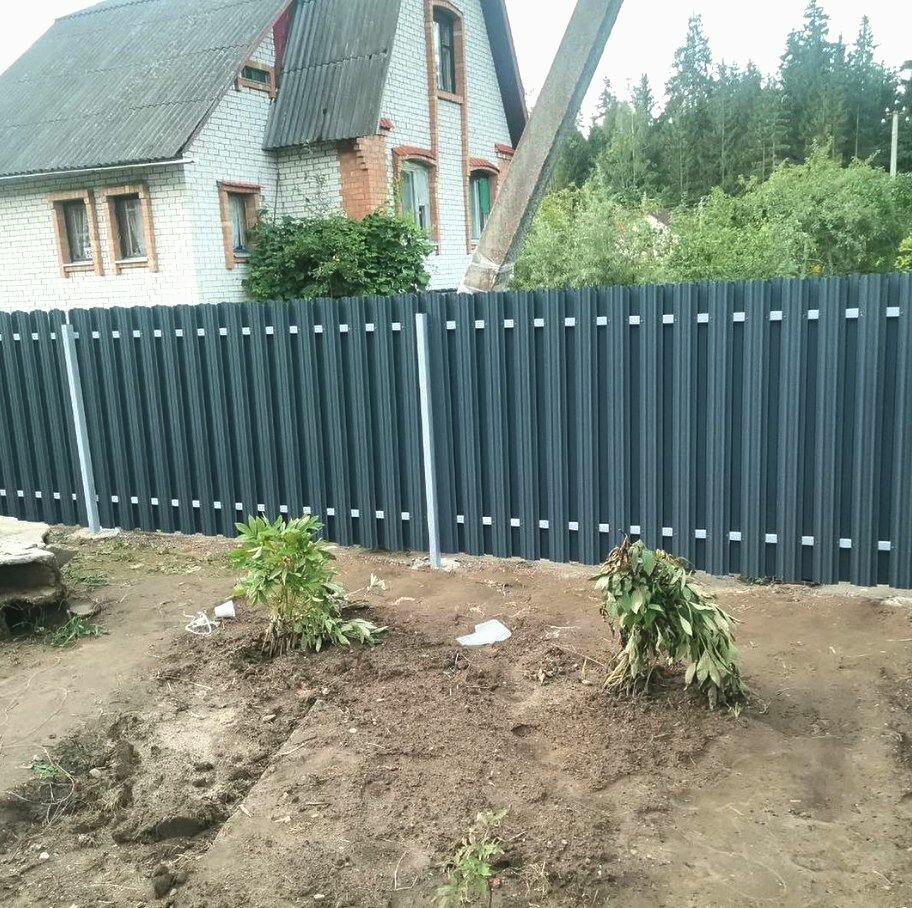 забор из евроштакетника серый шахматка, забор из евроштакетника ral 7024, забор из евроштакетника 7024, забор из евроштакетника, комбинированный забор из профнастила и металлического штакетника