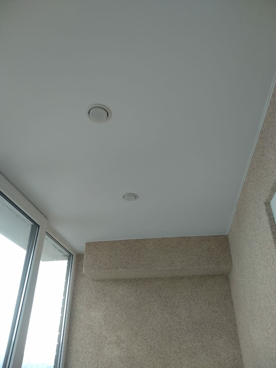 натяжной потолок на балконе, матовый натяжной потолок на лоджии, потолок, балкон, лоджия