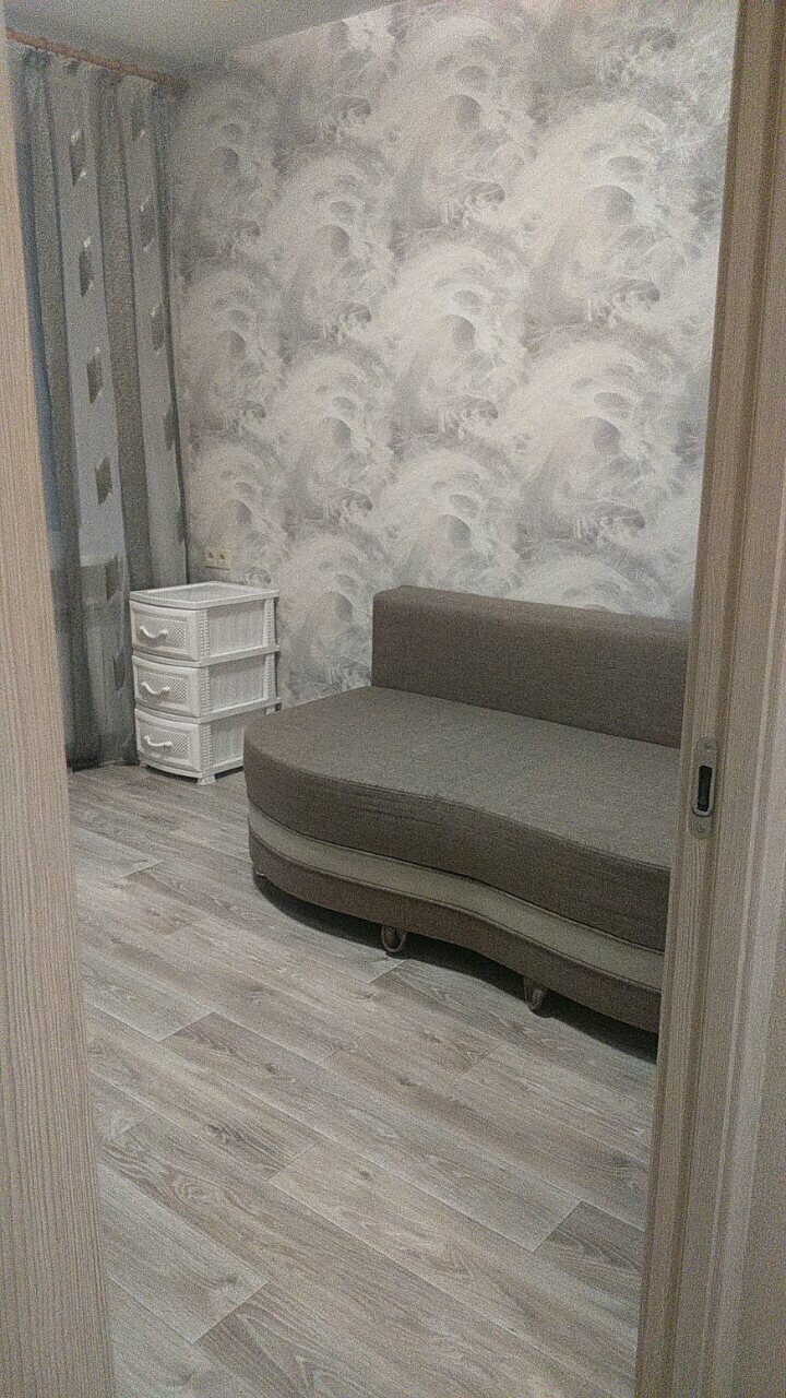 комната, квартира, мебель, линолеум таркетт светлый, пол