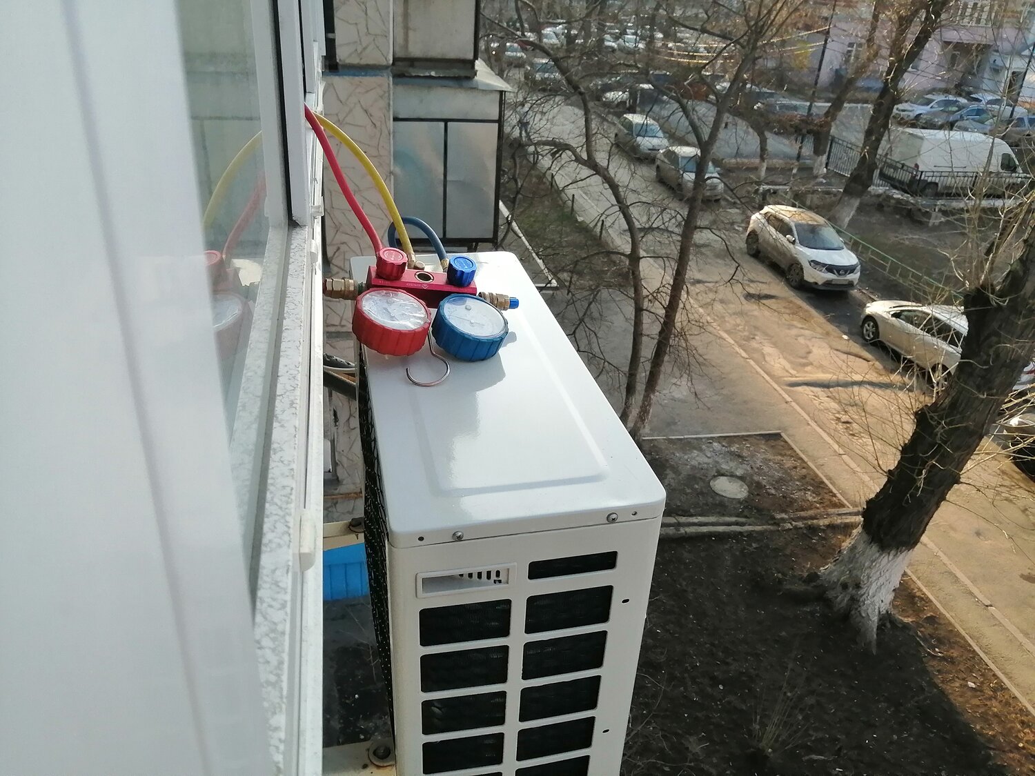 кондиционер, наружный блок кондиционера чёрный фон, монтаж кондиционера из окна, внешний блок кондиционера внутри, крепеж наружного блока кондиционера на балконе