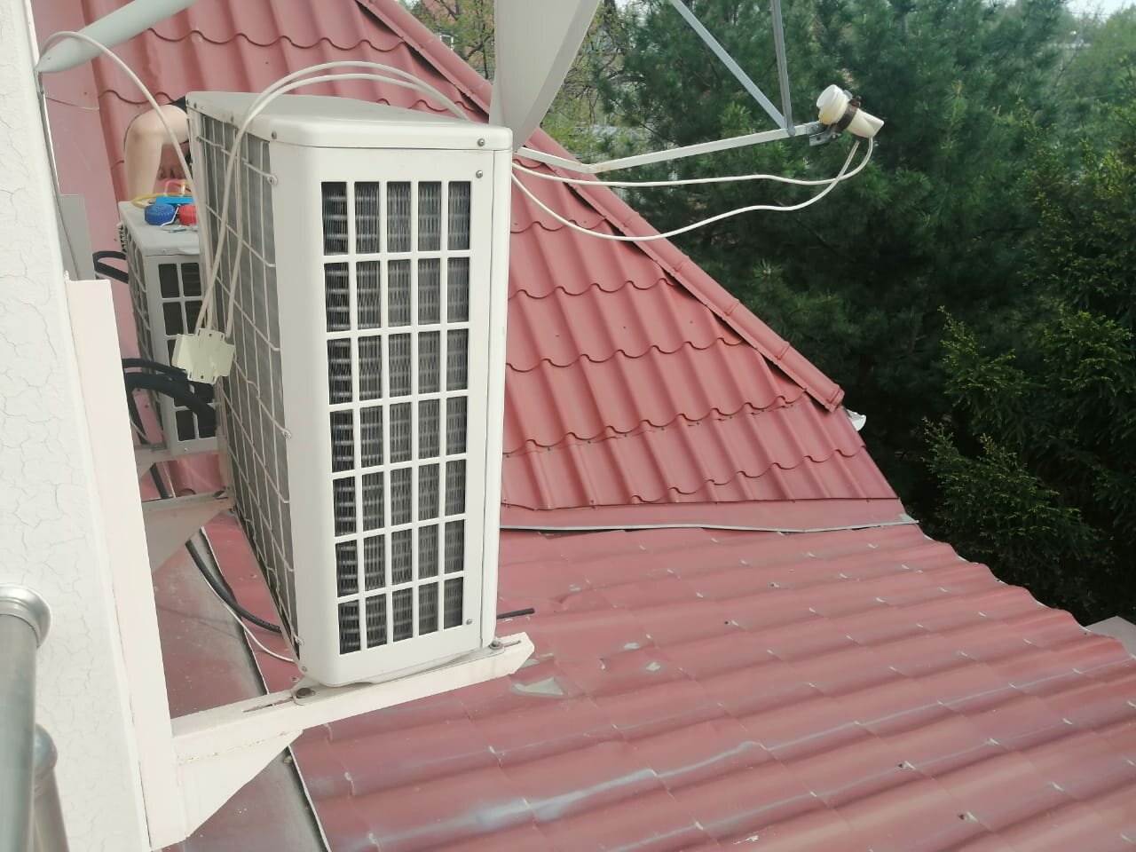 кондиционер, solar air heater, солнечные модули на наклонной крыше, крыша, tesla черепицу с солнечными батареями