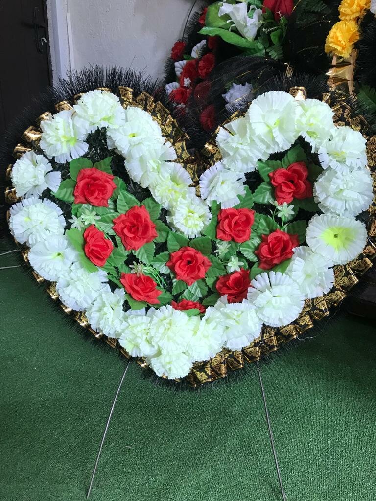 венки ритуальные в виде сердца, венок в виде сердца похоронный, ритуальные венки, сердце из цветов маме, венок сердце ритуальный