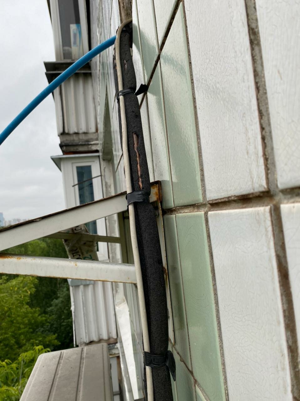 стяжка дома от трещин, капремонт козырька подъезда, стяжка стен, прокладка кабеля по фасаду здания, стянуть дом от трещин