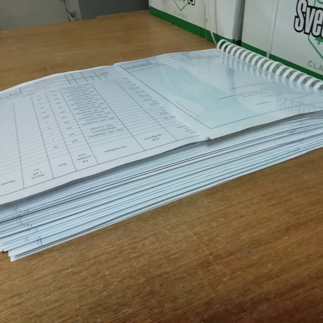 страница с текстом, стопка бумаг на столе, проектирование, печать журналов, фальцовка а3