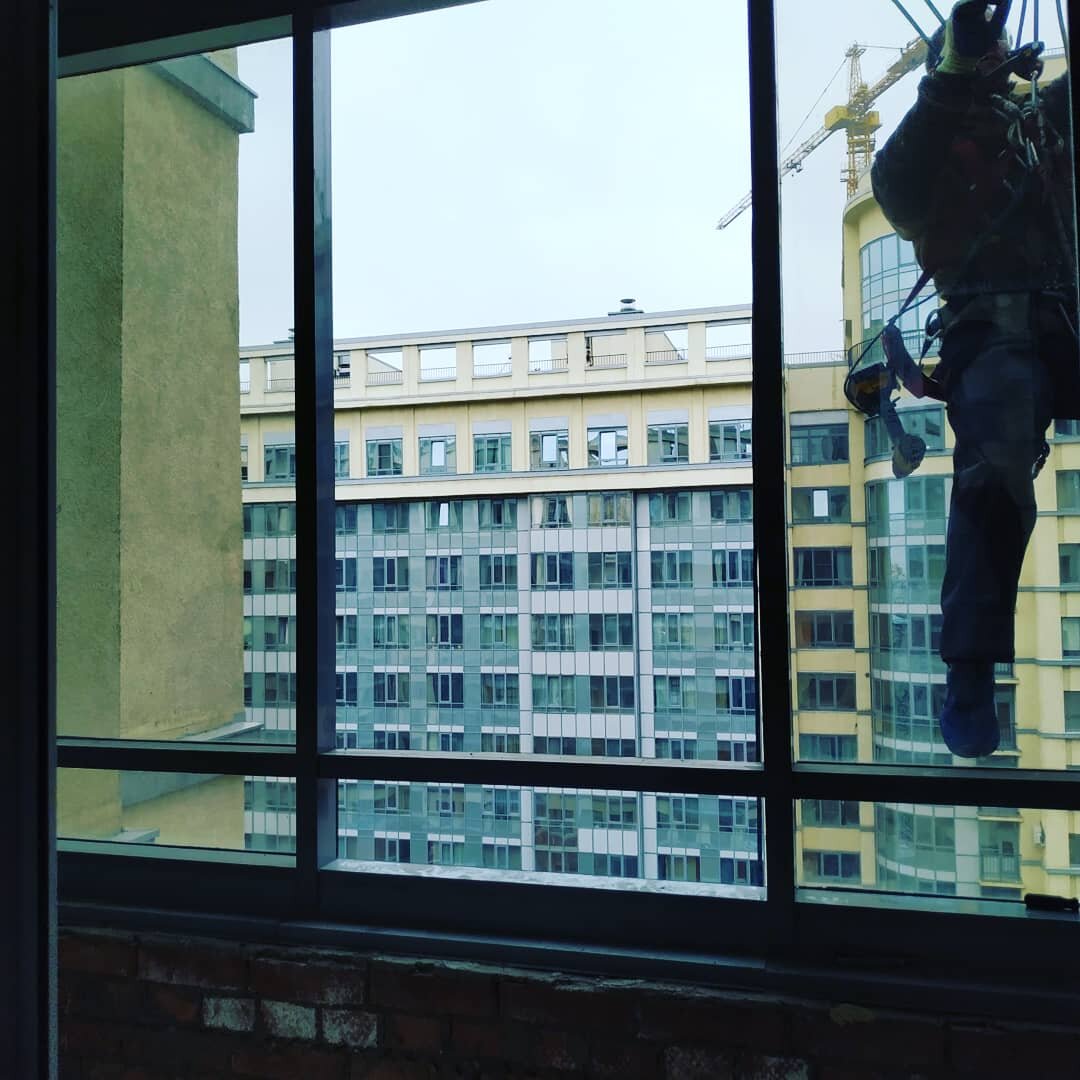 окна, через окно, здание, из окна, люди в окнах домов