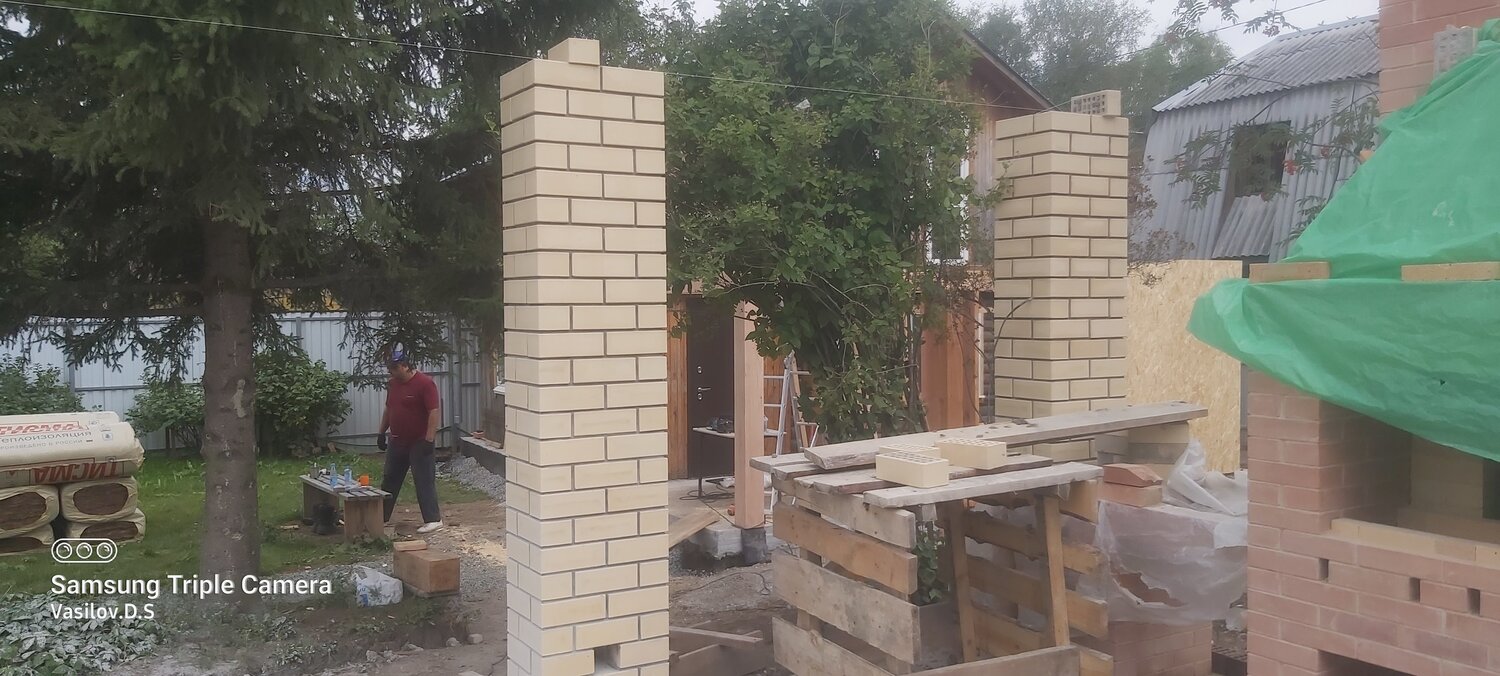 калитка на кирпичных столбах, кладка, столбы для ворот из кирпича, обкладка заборных столбов, кирпичная кладка