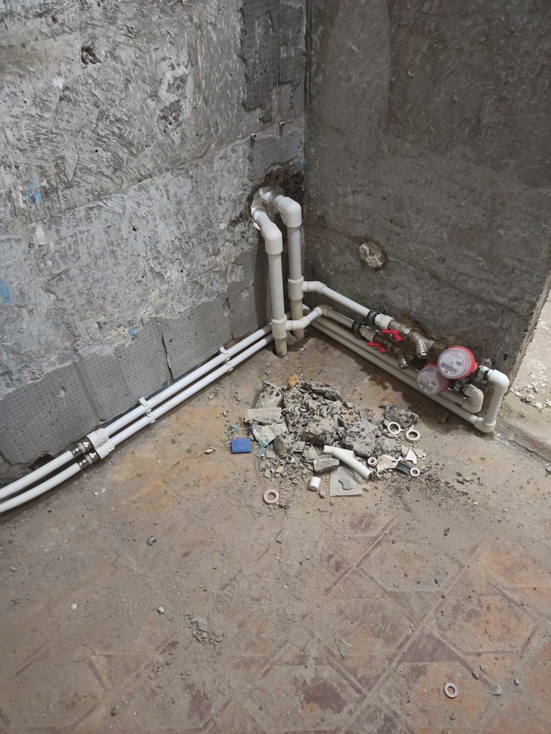 прокладка труб водоснабжения в квартире, полипропиленовые трубы тройниковая разводка, монтаж труб водоснабжения, прокладка труб водоснабжения и канализации, прокладка труб канализации в ванной комнате