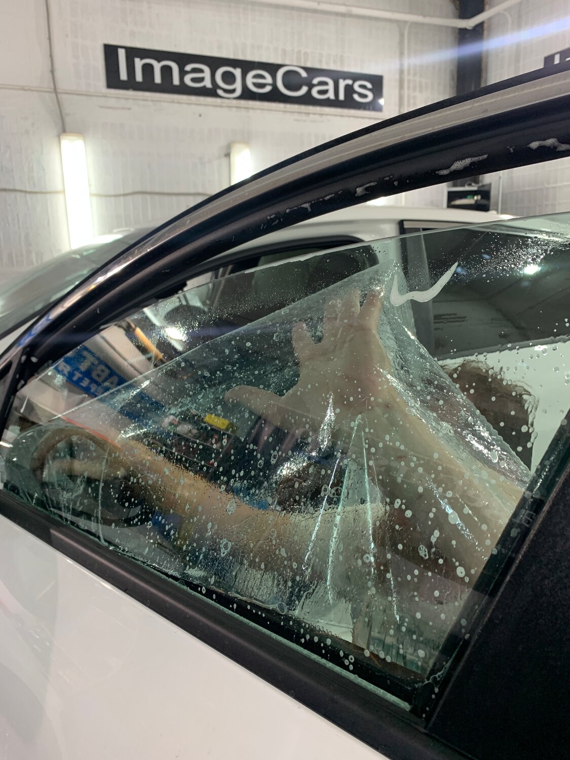 бронирование стекол автомобиля, тонировка стекла автомобиля, автомобиль, бронирование стекла авто, тонирование стекол автомобиля процесс
