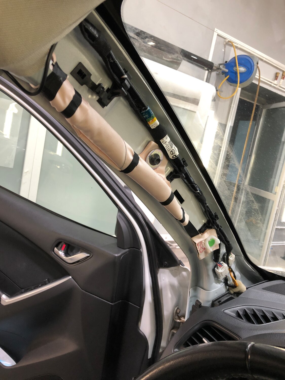 дренаж панорамной крыши ауди q7, дренаж люка nissan x-trail t32, прокладка провода для камеры на рав 4, регистратор для тойота рав 4, ниссан мурано z51 дренаж люка