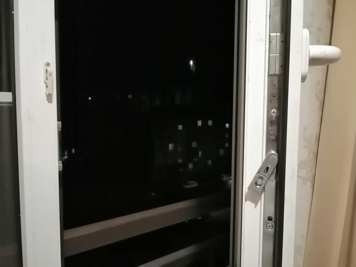 фурнитура для балконной двери, primo замок балконной двери, прокручивается ручка на балконной двери, окна, замок на балконную дверь