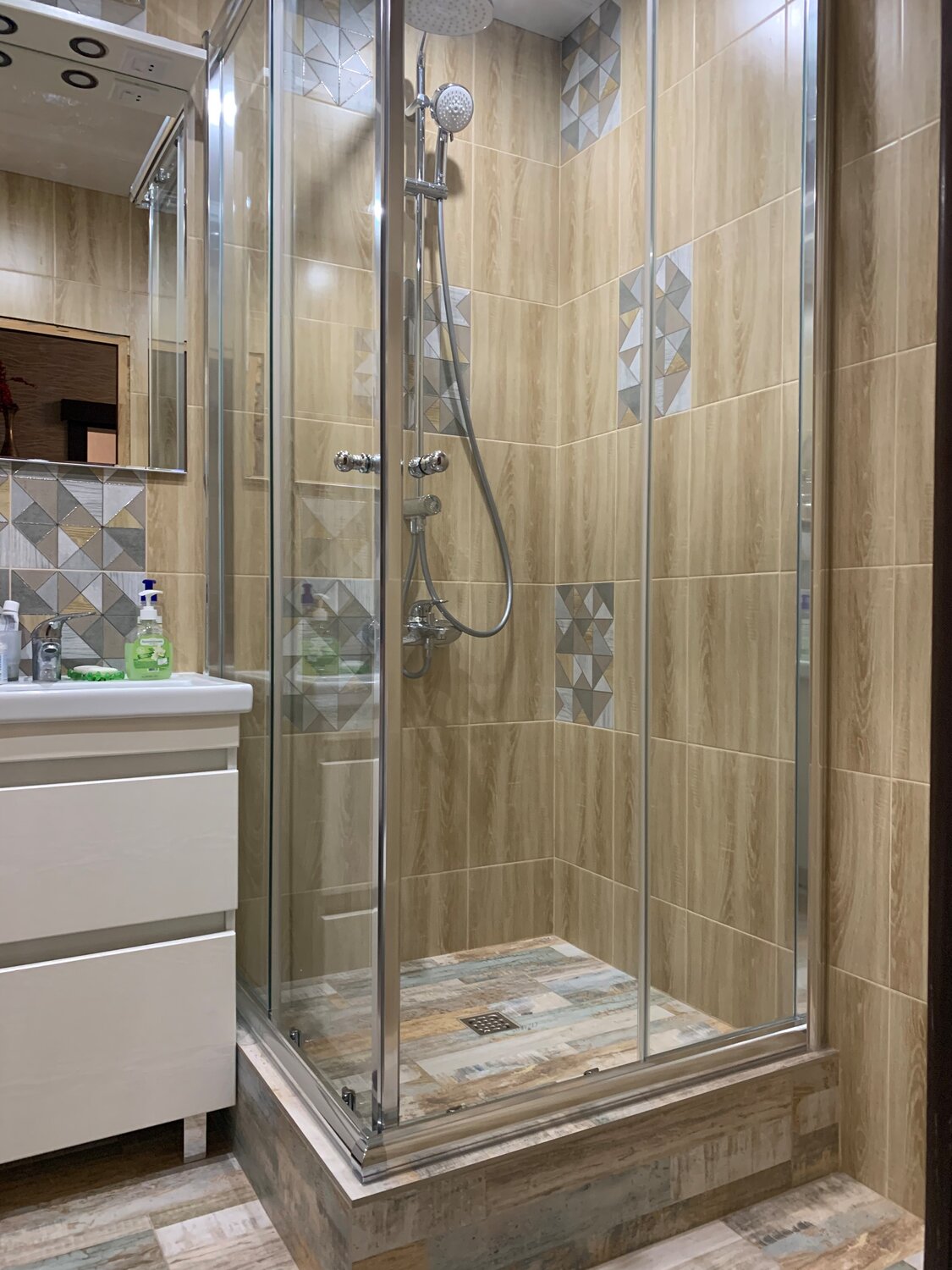 душевые кабины и перегородки shower glass компания, душ кабина стеклянная, встроенная душевая кабина из кафеля, стеклянная душевая перегородка, душевая перегородка