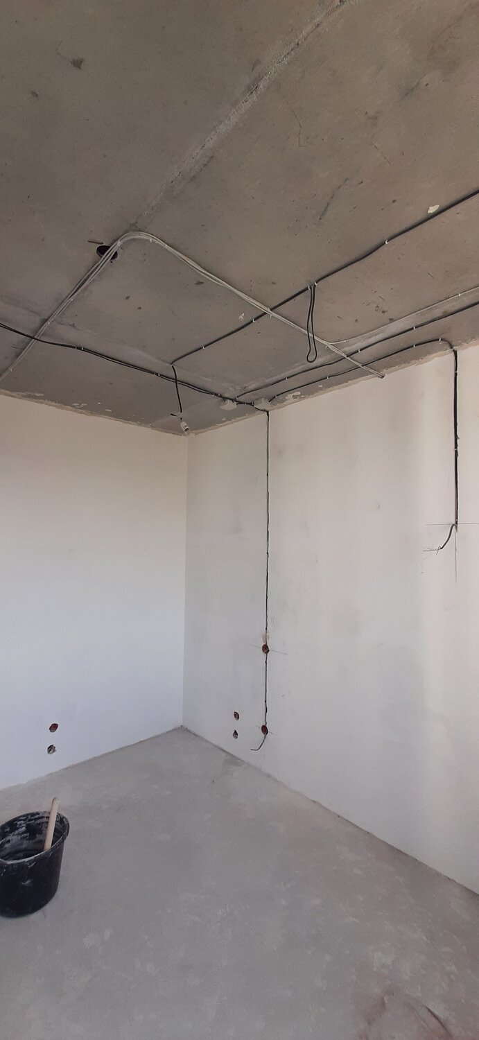 электрика по потолку в квартире, электрика по потолку, проводка по потолку, разводка электрики по потолку, электромонтаж
