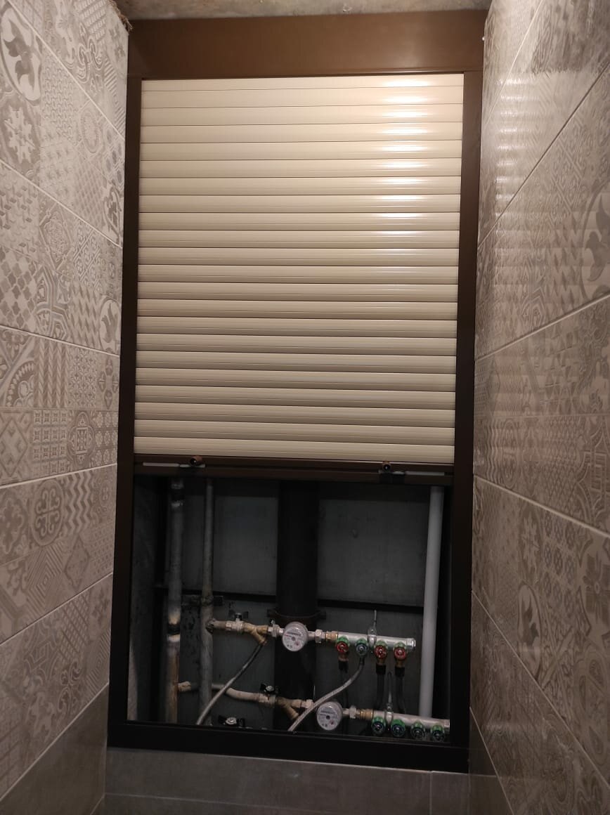 рольставни в санузел от doorhan, сантехнические рольставни 900х1000, монтаж рольставней в санузел, рольставни алютех в санузел, рольставни в квартире