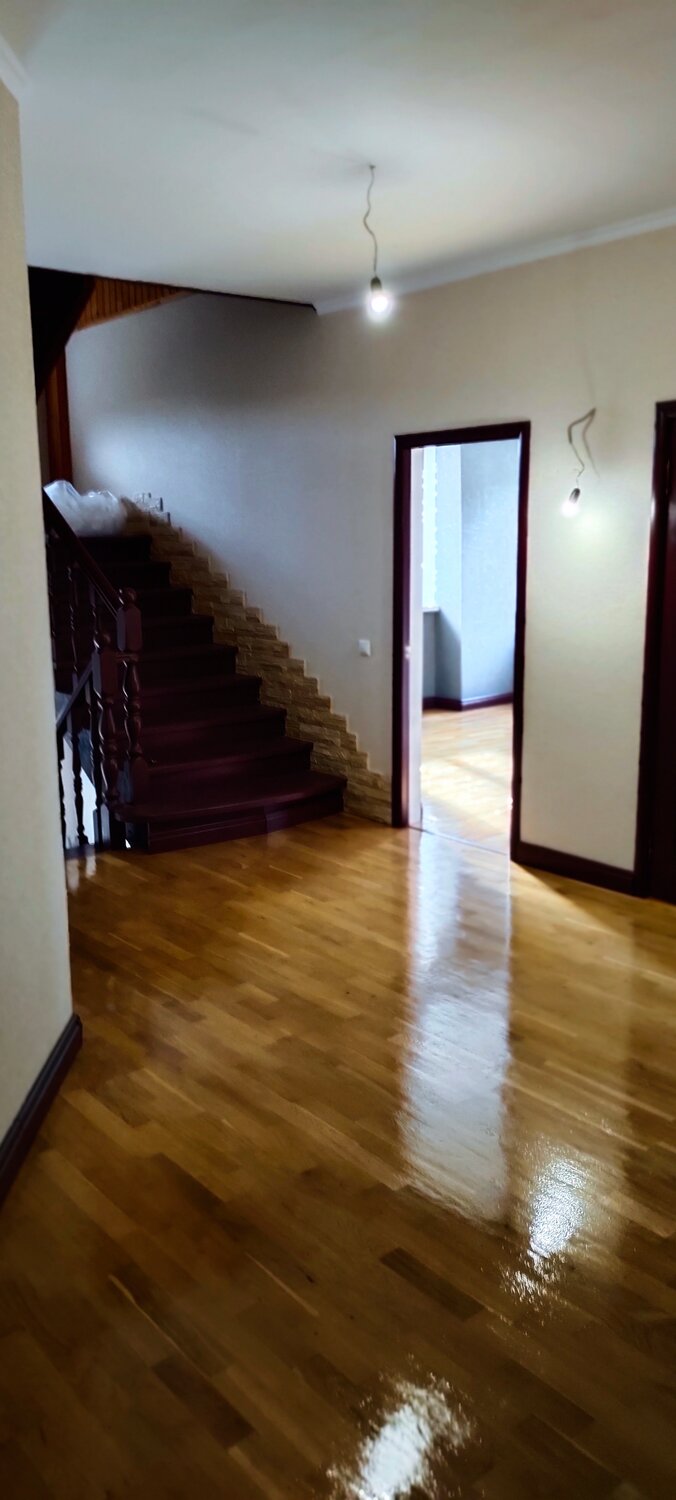 темный пол в доме, коттедж, ламинат, квартира, ламинат kronospan 8352 дуб эксклюзив