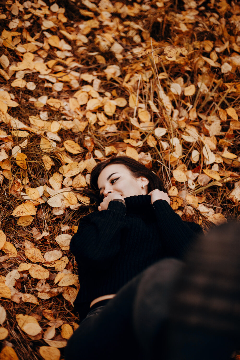 фотосессия в листве, мертвая девушка в осенних листьях, девушка, женщина, осень