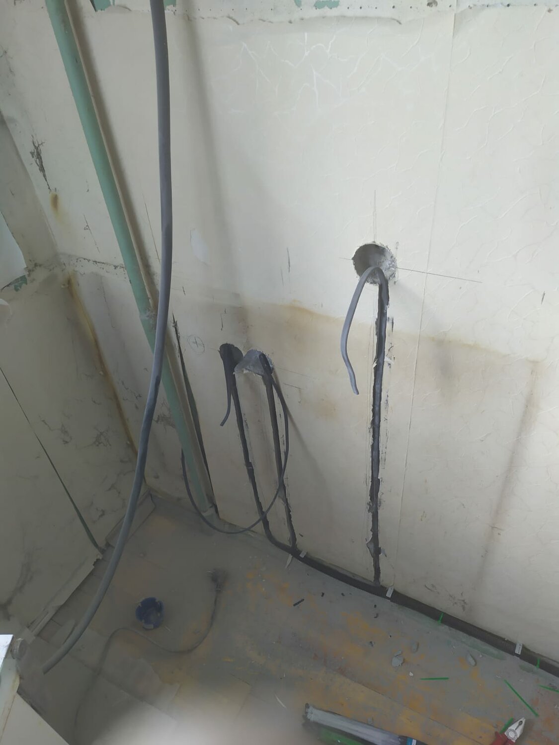 штробы для электропроводки, штроба, п46 штробление электрика, штробление пола под кабель, прокладка проводки в ванной комнате
