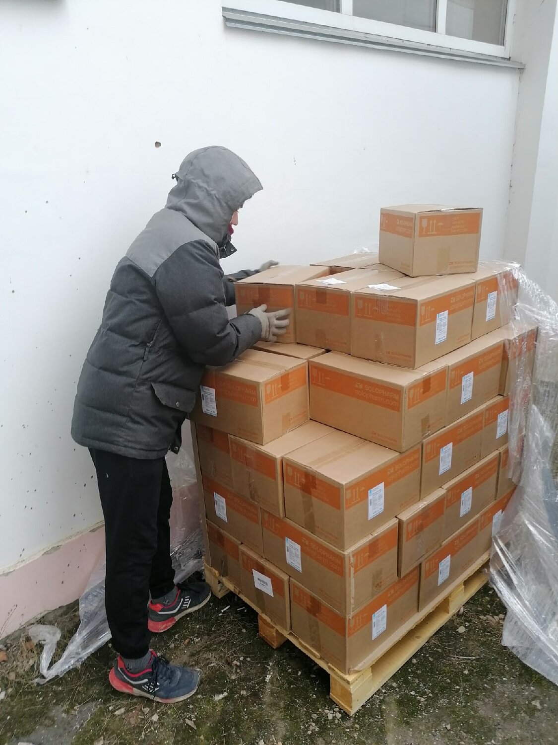оби грузчик, коробки с гуманитарной помощью, упаковка, заложен первый кирпич, поставка