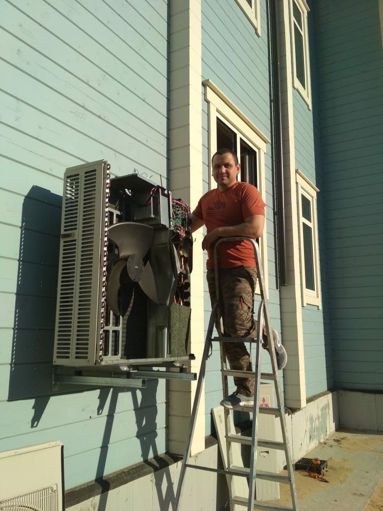 кондиционер, установка кондиционера на сайдинг, кондиционерщика, алюминиевая стремянка, трехсекционная алюминиевая лестница 3х8 krause corda 010384